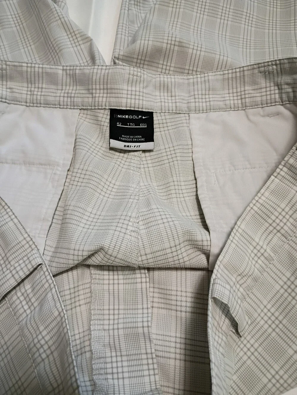 Nike Dri-Fit Golf Lt Gray Plaid Flat Front Bermuda Shorts Pockets Men's 42 NWOT